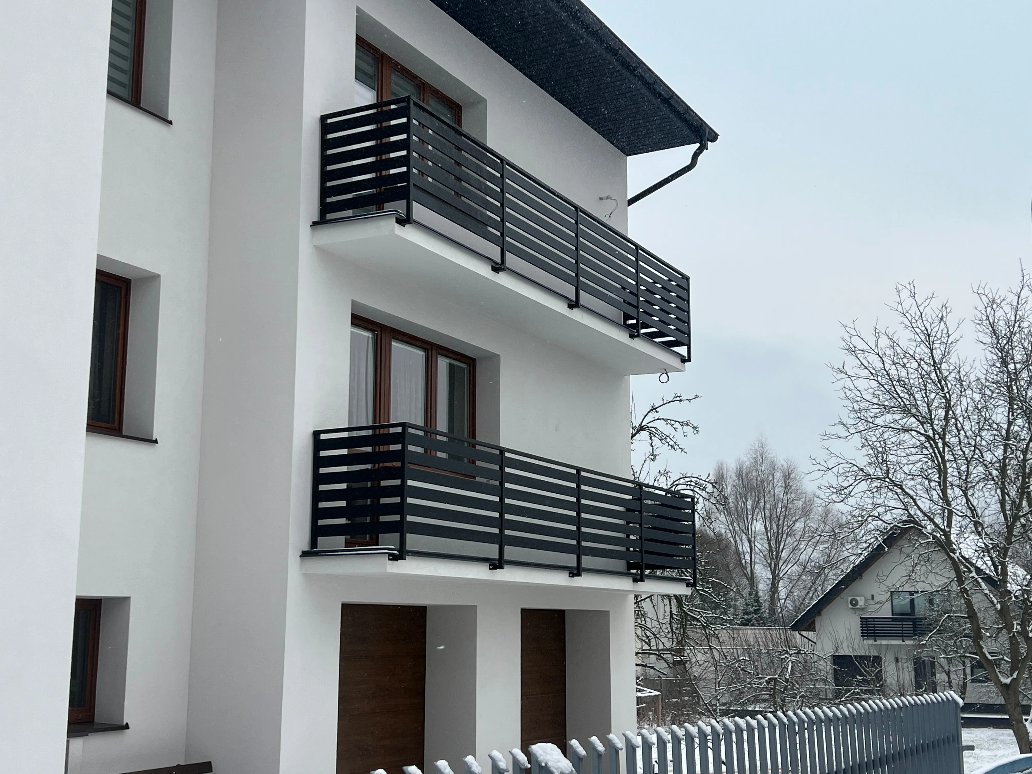 Balustrada aluminiowa na tarasie